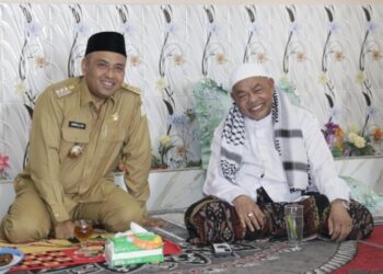 Abu Paya Pasi Peusijuek Pj Bupati Amrullah