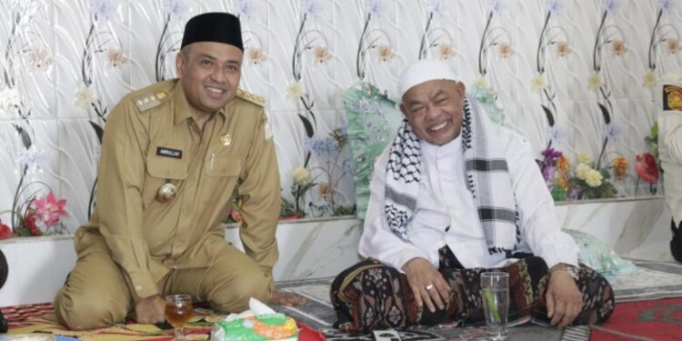 Abu Paya Pasi Peusijuek Pj Bupati Amrullah