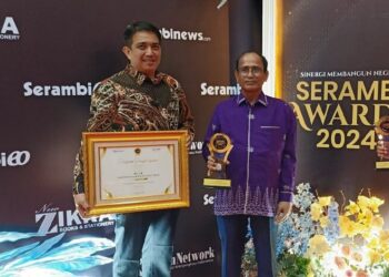 Pj Bupati Aceh Timur Terima Penghargaan Serambi Awards