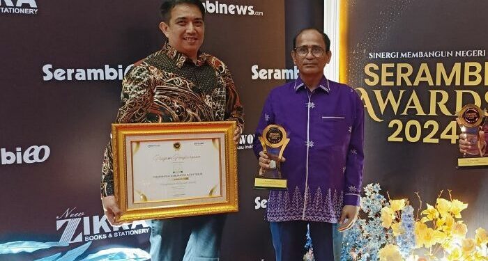 Pj Bupati Aceh Timur Terima Penghargaan Serambi Awards