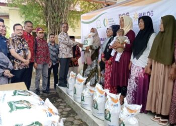 Pj Bupati Aceh Timur Salurkan Bantuan Pangan