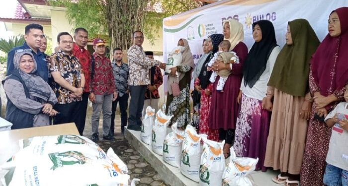 Pj Bupati Aceh Timur Salurkan Bantuan Pangan