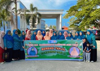 Gema Ramadhan, TP PKK dan DWP Aceh Timur Bagi Ratusan Takjil