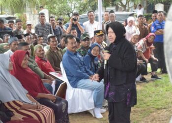 Pj Bupati Dampingi Mensos Risma Serahkan Bantuan untuk Aceh Timur