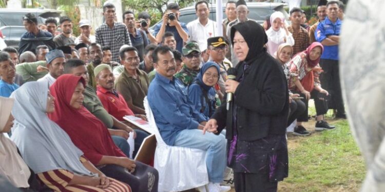 Pj Bupati Dampingi Mensos Risma Serahkan Bantuan untuk Aceh Timur
