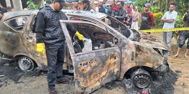 Mobil Pendukung Paslon Sulaiman Tole-Abdul Hamid Hangus Dibakar OTK