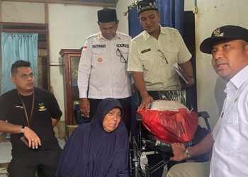 Pj Bupati Amrullah Bantu 25 Kursi Roda dan Sembako