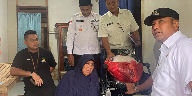 Pj Bupati Amrullah Bantu 25 Kursi Roda dan Sembako