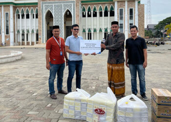 Ramadan Berkah FIFGROUP di Masjid Agung Idi
