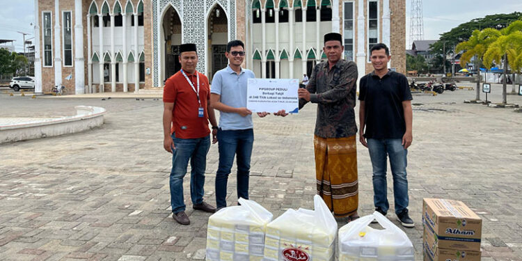 Ramadan Berkah FIFGROUP di Masjid Agung Idi