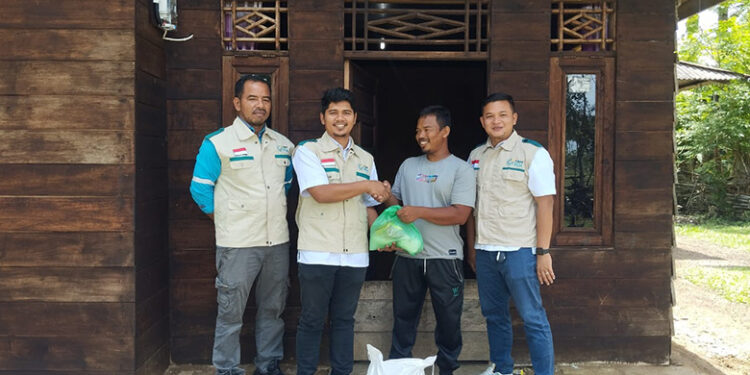 YBM PT. PLN (Persero) Terangi Rumah Nelayan Bagok