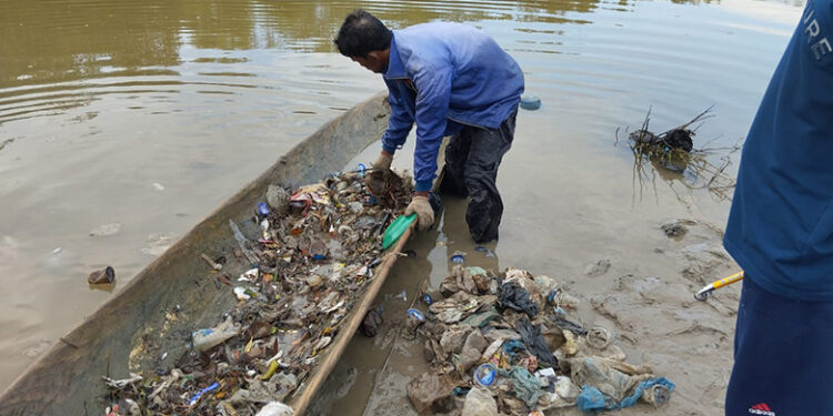 Emisi Plastik dan Nelayan Ambai di Sungai Bagok