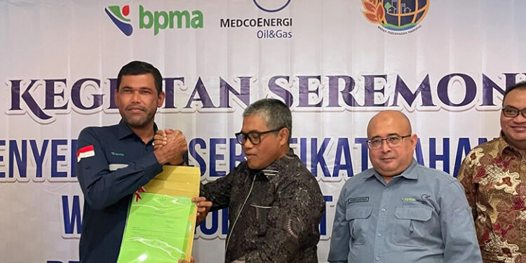 BPMA dan Medco E & P Malaka Terima Sertifikat Tanah dari BPN