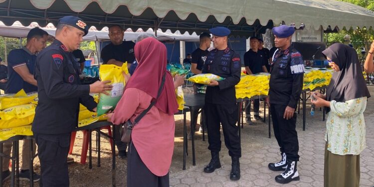 Sambut HUT RI Satbrimob Polda Aceh Salurkan 19 Ton Beras Kepada Warga Kurang Mampu