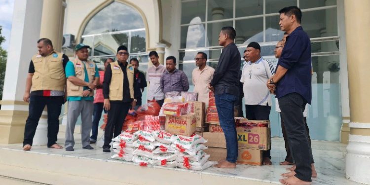 Mahasiswa KKM UNIKI Bersihkan Meunasah dan Rumah Warga Pante Gajah Pasca Banjir