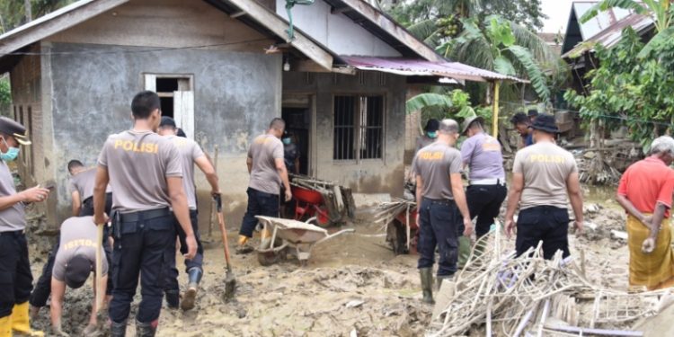 Polisi Bireuen Bersihkan Rumah Lansia Korban Banjir di Peudada