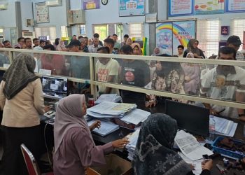 Akhir Tahun Kantor Samsat Bireuen Dipadati Wajib Pajak