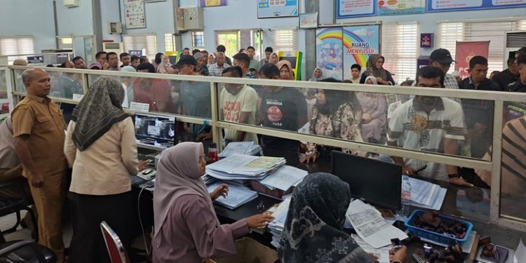 Akhir Tahun Kantor Samsat Bireuen Dipadati Wajib Pajak