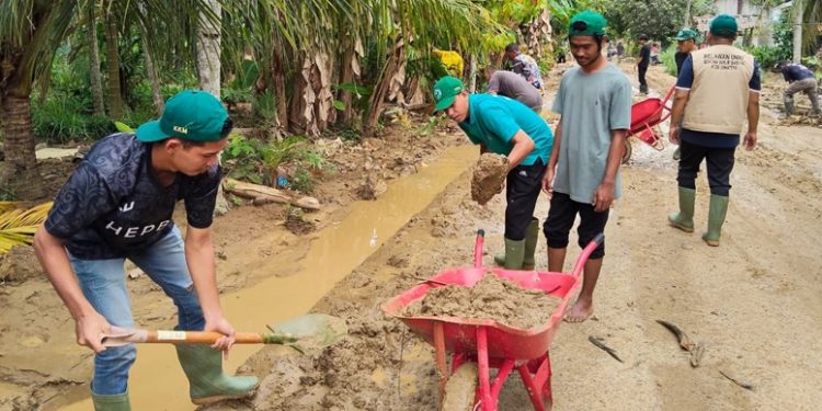 BEM UNIKI bersama Peserta KKM Bersihkan Lumpur Banjir di Kuta Meuligoe