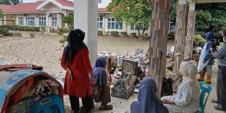Pembersihan Endapan LumpurBanjir Aceh : Puskesmas Peusangan Siblah Krueng Butuh Bantuan Alat Berat