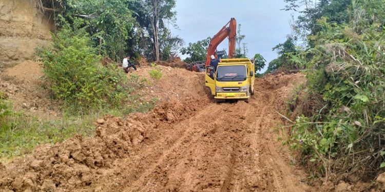 Percepat Pemulihan Pasca Banjir, PT Tualang Raya Perbaiki Ruas Jalan Blang Seunong