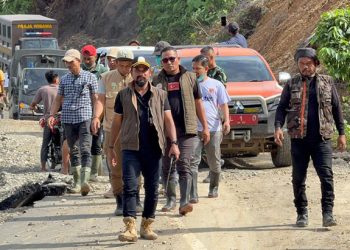 Bupati Al-Farlaky Akhirnya  Tembus Pedalaman Lokop  Antar Bantuan Banjir