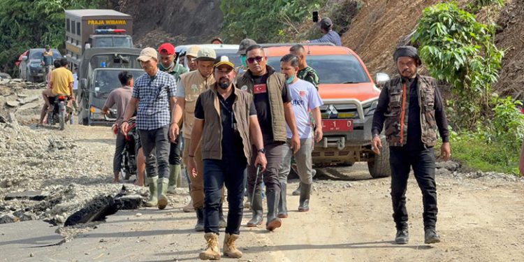 Bupati Al-Farlaky Akhirnya Tembus Pedalaman Lokop Antar Bantuan Banjir