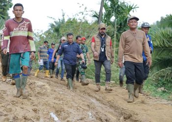 Bupati Al Farlaky Trobos Lumpur Antar Bantuan Untuk Warga Terisolir