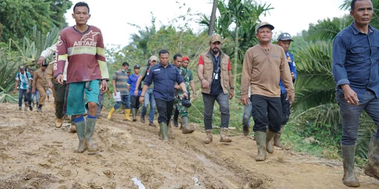 Bupati Al Farlaky Trobos Lumpur Antar Bantuan Untuk Warga Terisolir