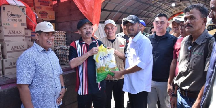 Bupati Pidie Serah Bantuan untuk Korban Banjir di Bireuen