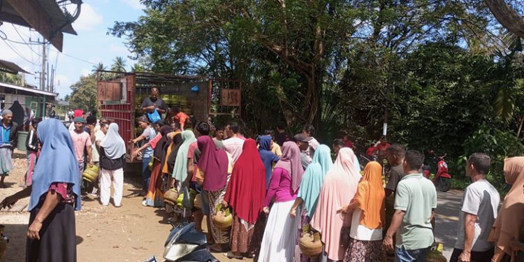 Pasca Banjir Aceh : Aksi Emak-Emak Hadang Mobil Pengangkut LPG