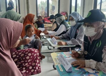 FK Umuslim dan IDI Bireuen Obati Masyarakat Dua Gampong Terparah Dilanda Banjir