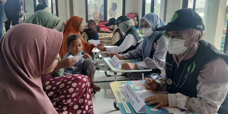 FK Umuslim dan IDI Bireuen Obati Masyarakat Dua Gampong Terparah Dilanda Banjir