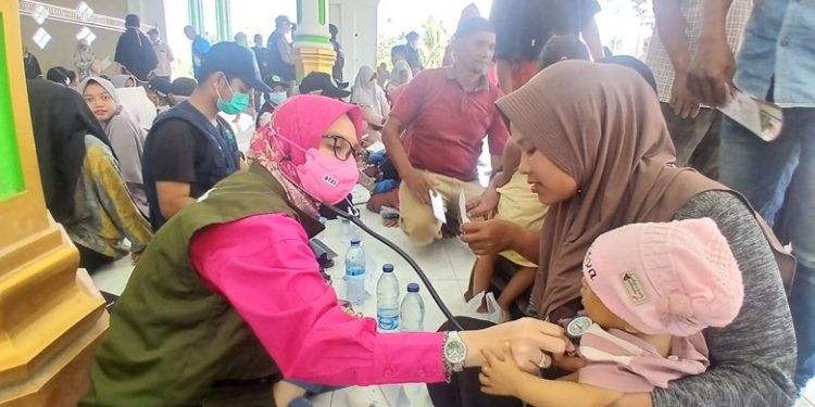 FK Umuslim dan IDI Bireuen Obati Korban Banjir di Pante Lhong