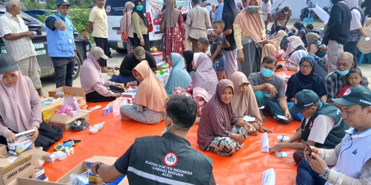 Fakultas Kedokteran Umuslim dan IDI Bireuen Gelar Pengobatan Pengungsi di Gampong Raya Dagang