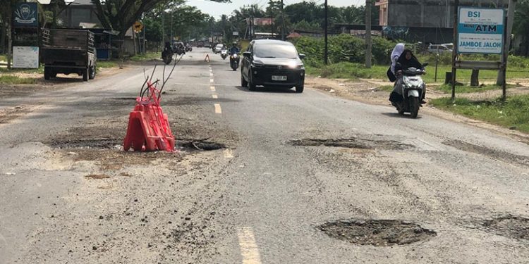 Hati-Hati Jalan Lintas Banda Aceh-Medan Banyak Lubang