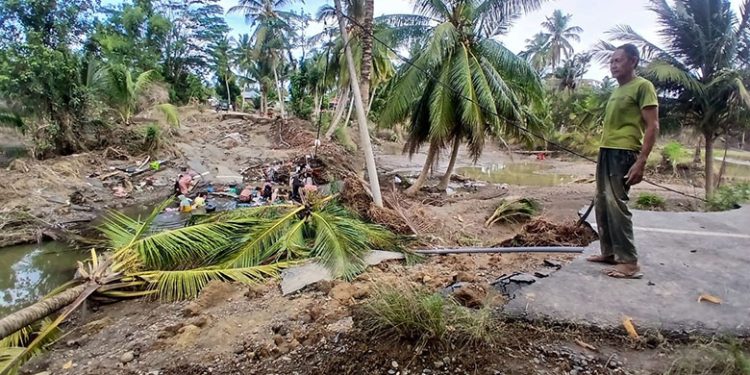 Banjir Aceh : Warga Kapa Harap Pemkab Bireuen Bangun Jalan Putus Diterjang Banjir
