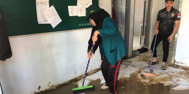 Mahasiswa KKM Tematik UNIKI Bersihkan Fasilitas Umum di Kutablang dan Peudada