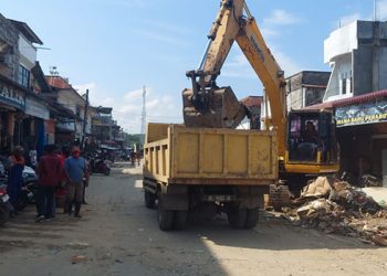 PPN Idi Kerahkan Alat Berat Bersihkan Sampah Banjir di Kota Idi