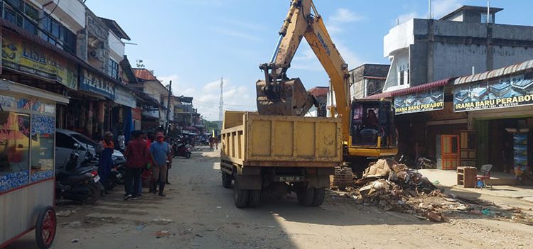 PPN Idi Kerahkan Alat Berat Bersihkan Sampah Banjir di Kota Idi