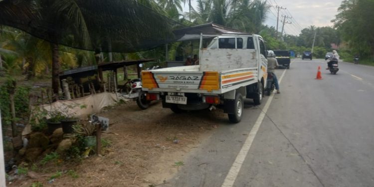 Pecah Ban Traga Pengangkut Bantuan Terbalik