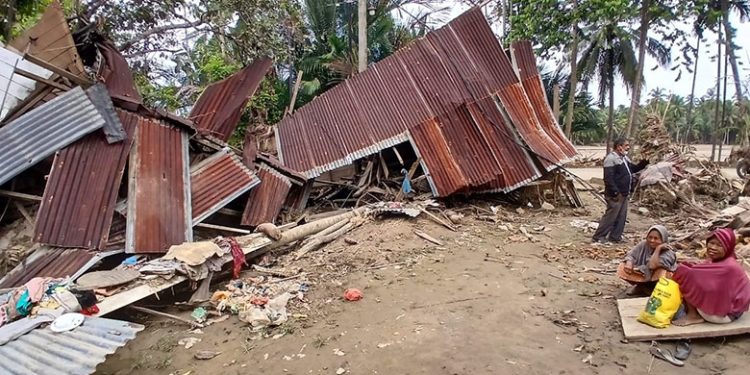 Pilu, Kakak Beradik Lansia Tatap Rumah Hancur Diterjang Banjir Bandang