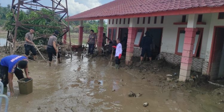 Tenaga Medis dan Personel Polres Bireuen Bersihkan Pustu Alue Kuta Jangka