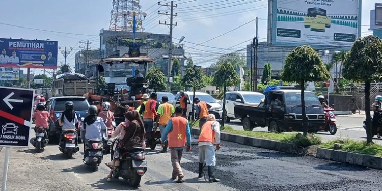 Bahayakan Pelintas, Jalan Dibelah di Cot Gapu Bireuen Harap Segera di Aspal