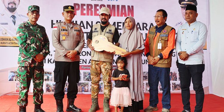 Bupati Al Farlaky Resmikan Huntara BNPB di Pante Bidari