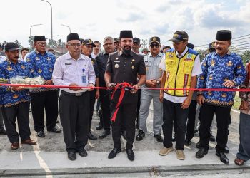 Bupati Al-Farlaky Resmikan Jembatan Kembar Peureulak