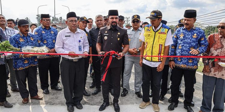 Bupati Al-Farlaky Resmikan Jembatan Kembar Peureulak