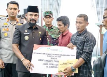 Bupati Al-Farlaky Serahkan Santunan Kepada Ahli Waris Korban Banjir dan Longsor
