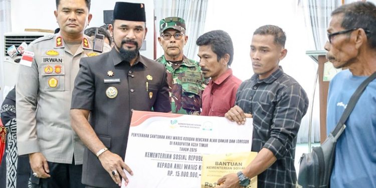 Bupati Al-Farlaky Serahkan Santunan Kepada Ahli Waris Korban Banjir dan Longsor