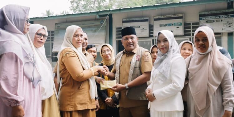 Pastikan PBM LancarBupati Bireuen Tinjau Sekolah Hari Pertama PBM Pasca Banjir